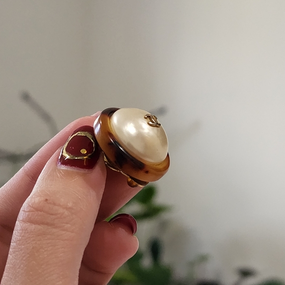 Chanel Vintage Faux Pearl & Resin Clip on Earrings - Picture 3 of 11